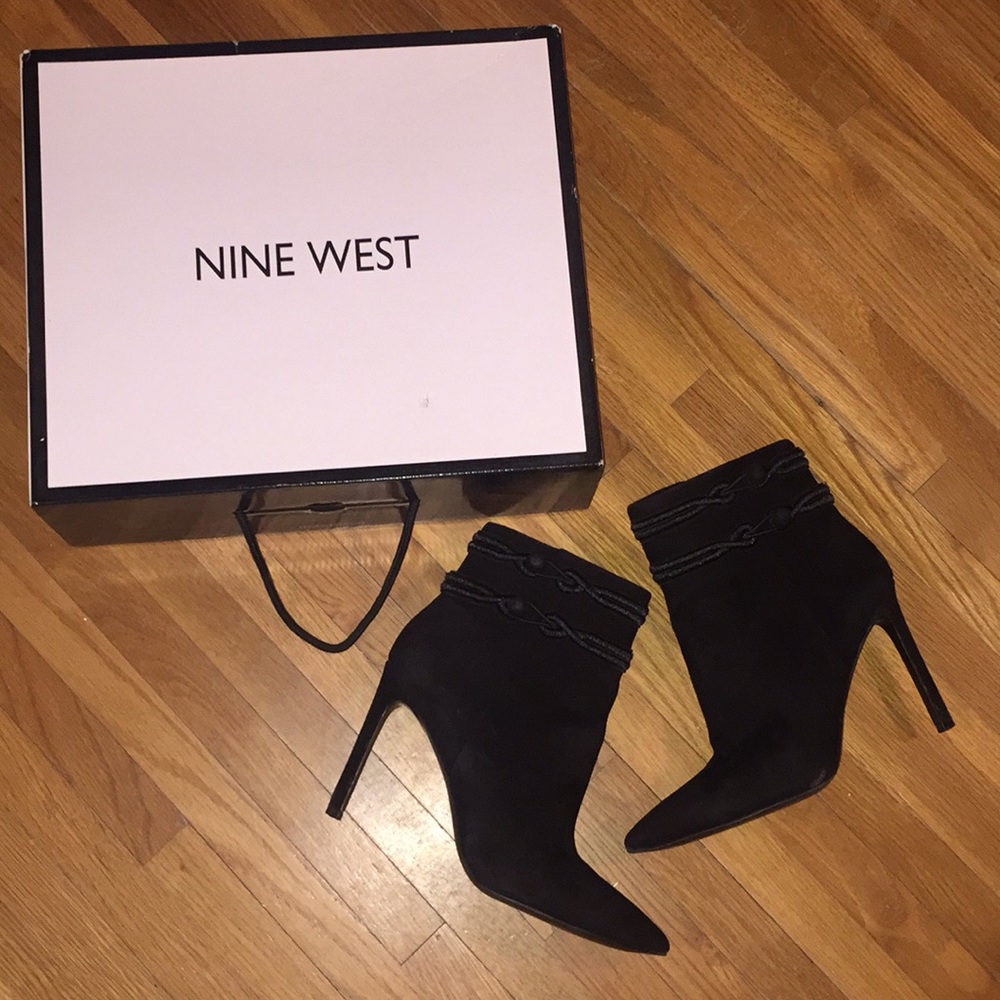 🖤🔥Sexy Black suede 9W booties🖤🔥